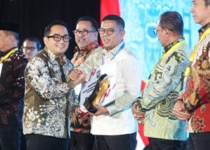 Gubernur Banten Andra Soni menerima penghargaan Creative Financing 2026 setelah Pemprov Banten dinilai berhasil mengembangkan inovasi pembiayaan pembangunan daerah. (Istimewa)