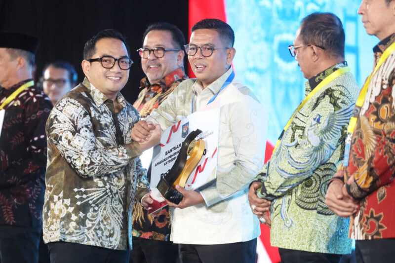 Gubernur Banten Andra Soni menerima penghargaan Creative Financing 2026 setelah Pemprov Banten dinilai berhasil mengembangkan inovasi pembiayaan pembangunan daerah. (Istimewa)