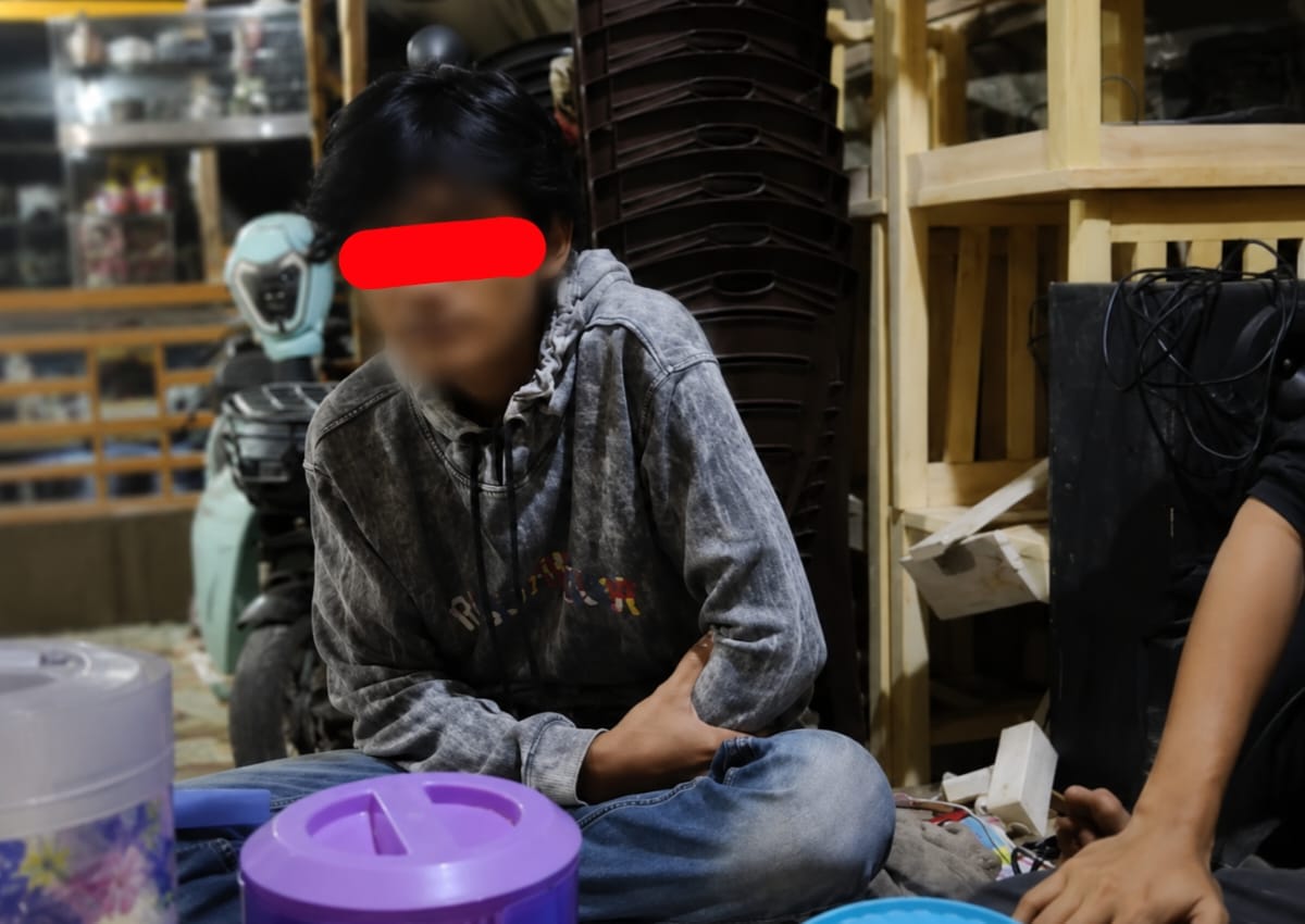Korban dugaan pengeroyokan di Malingping bersama keluarga terkait laporan yang kini menjadi perhatian Propam Polda Banten