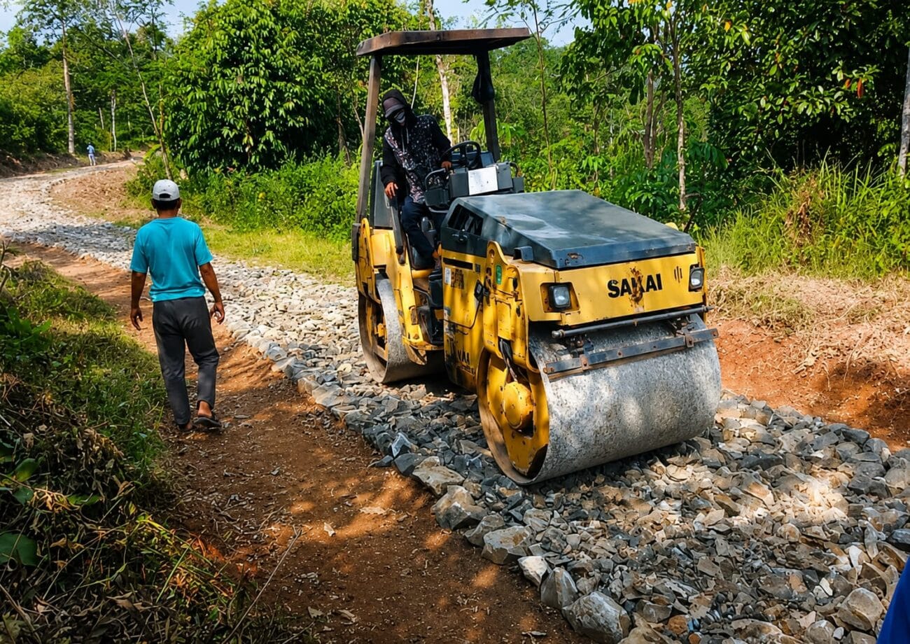 Warga Kampung Palendeng Swadaya Bangun Jalan Cor, Apresiasi Bantuan Alat Berat PUPR Lebak