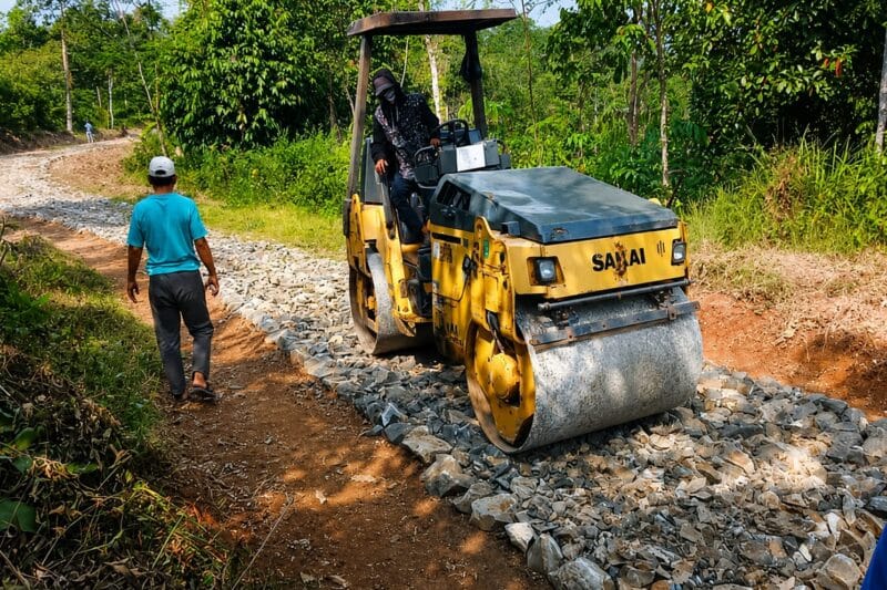 Warga Kampung Palendeng Swadaya Bangun Jalan Cor, Apresiasi Bantuan Alat Berat PUPR Lebak
