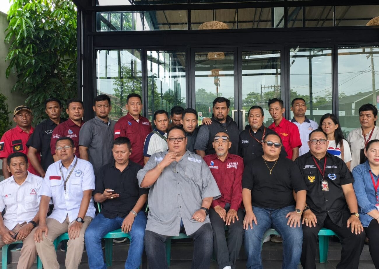 Sejumlah advokat, perwakilan LSM, organisasi kemasyarakatan, dan insan media berfoto bersama usai mendampingi pelaporan dugaan penganiayaan terhadap Fam Fuk Tjhong alias Uun di Polda Banten.