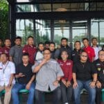 Sejumlah advokat, perwakilan LSM, organisasi kemasyarakatan, dan insan media berfoto bersama usai mendampingi pelaporan dugaan penganiayaan terhadap Fam Fuk Tjhong alias Uun di Polda Banten.