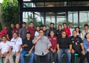 Sejumlah advokat, perwakilan LSM, organisasi kemasyarakatan, dan insan media berfoto bersama usai mendampingi pelaporan dugaan penganiayaan terhadap Fam Fuk Tjhong alias Uun di Polda Banten.