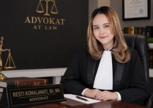 Resti Komalawati kuasa hukum korban dugaan pengeroyokan di Malingping saat memberikan keterangan kepada media.