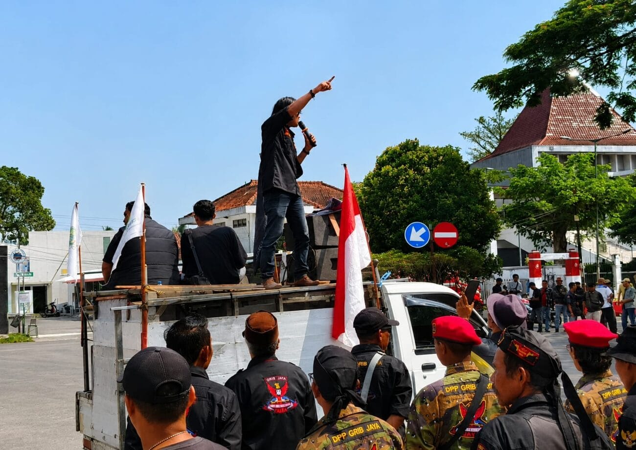 Ratusan massa menggelar aksi damai di DPRD Lebak menuntut pengusutan dugaan penculikan dan pengeroyokan aktivis.