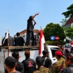 Ratusan massa menggelar aksi damai di DPRD Lebak menuntut pengusutan dugaan penculikan dan pengeroyokan aktivis.