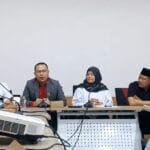 Ketua DPRD Kabupaten Lebak dr. Juwita Wulandari bersama kuasa hukum saat memberikan klarifikasi dalam konferensi pers di Gedung DPRD Kabupaten Lebak terkait dugaan penculikan Uun.