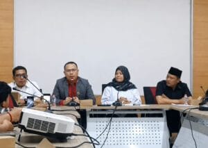 Ketua DPRD Kabupaten Lebak dr. Juwita Wulandari bersama kuasa hukum saat memberikan klarifikasi dalam konferensi pers di Gedung DPRD Kabupaten Lebak terkait dugaan penculikan Uun.