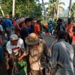 Warga Kampung Palendeng bergotong royong melakukan pengecoran jalan poros desa secara swadaya menggunakan mesin molen di Desa Sindangwangi, Kecamatan Muncang, Kabupaten Lebak.