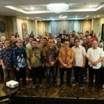 Wamen Nezar Patria foto bersama pengurus Komunitas Tangan Di Atas dalam acara SERTINAH di Jakarta Selatan.