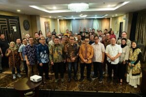Wamen Nezar Patria foto bersama pengurus Komunitas Tangan Di Atas dalam acara SERTINAH di Jakarta Selatan.