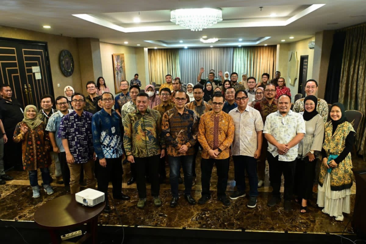 Wamen Nezar Patria foto bersama pengurus Komunitas Tangan Di Atas dalam acara SERTINAH di Jakarta Selatan.