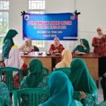 Ketua TP-PKK Kecamatan Muncang, Sonengsi, menghadiri rapat TP-PKK Desa Girijagabaya di Aula Kantor Desa Girijagabaya, Kabupaten Lebak.