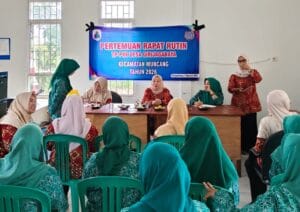 Ketua TP-PKK Kecamatan Muncang, Sonengsi, menghadiri rapat TP-PKK Desa Girijagabaya di Aula Kantor Desa Girijagabaya, Kabupaten Lebak.