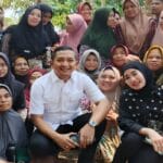 H. Moch. Nabil Jayabaya bersama istri hadir di tengah warga Kampung Palendeng saat pembangunan jalan swadaya