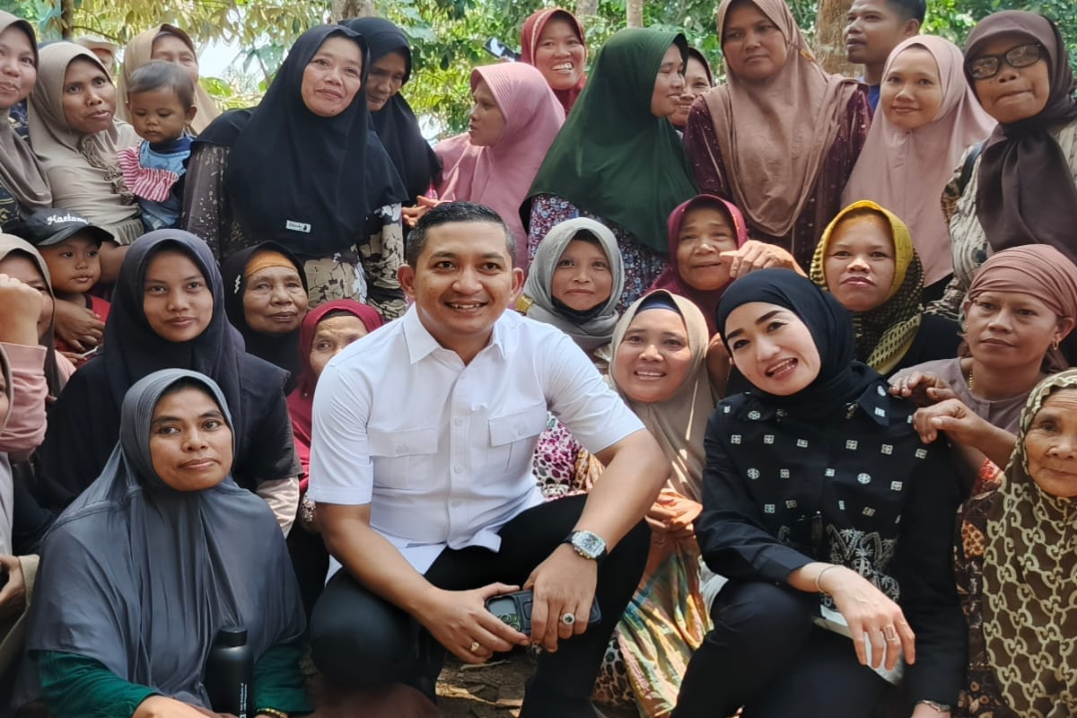 H. Moch. Nabil Jayabaya bersama istri hadir di tengah warga Kampung Palendeng saat pembangunan jalan swadaya