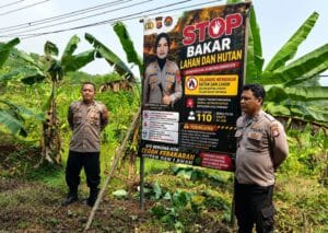 Personel Polsek Muncang memberikan imbauan pencegahan karhutla kepada warga Desa Suka Negara Kabupaten Lebak.