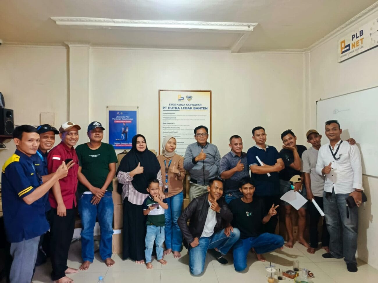 Jajaran manajemen PT PLB NET bersama para mitra berfoto bersama usai kegiatan Sosialisasi Transformasi Kemitraan di Kabupaten Lebak untuk memperkuat sinergi dan kepatuhan terhadap regulasi.