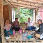 Bhabinkamtibmas Polsek Muncang Bripka Robi Nugraha saat sambang Kamtibmas di Kampung Tipar Desa Mekarwangi