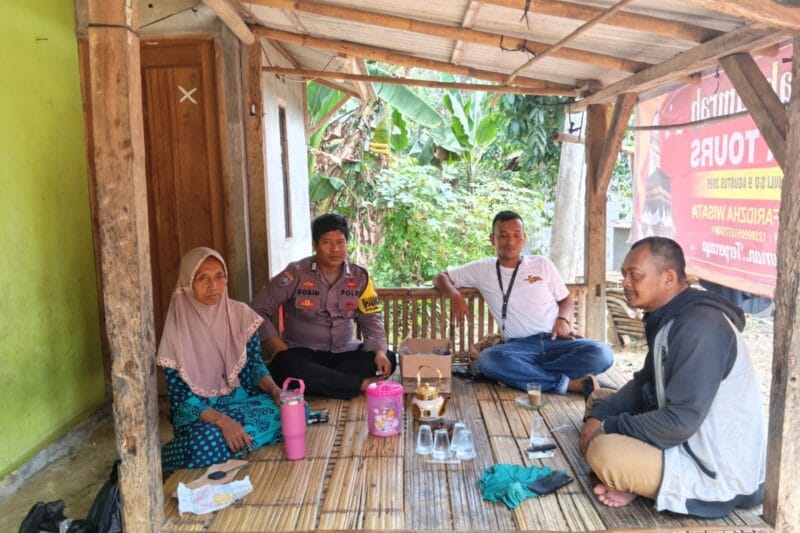 Bhabinkamtibmas Polsek Muncang dan Kanit Binmas Sambangi Warga Kampung Tipar