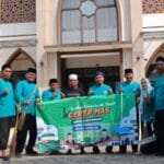 Karyawan Kemenag mengikuti GEBER MAS bersih-bersih 17 masjid di Kecamatan Muncang