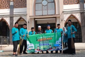 Karyawan Kemenag mengikuti GEBER MAS bersih-bersih 17 masjid di Kecamatan Muncang