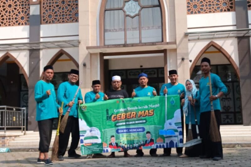 Karyawan Kemenag mengikuti GEBER MAS bersih-bersih 17 masjid di Kecamatan Muncang