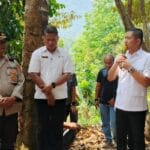 Nabil Jayabaya mengunjungi warga yang bergotong royong mengecor jalan Kampung Palendeng