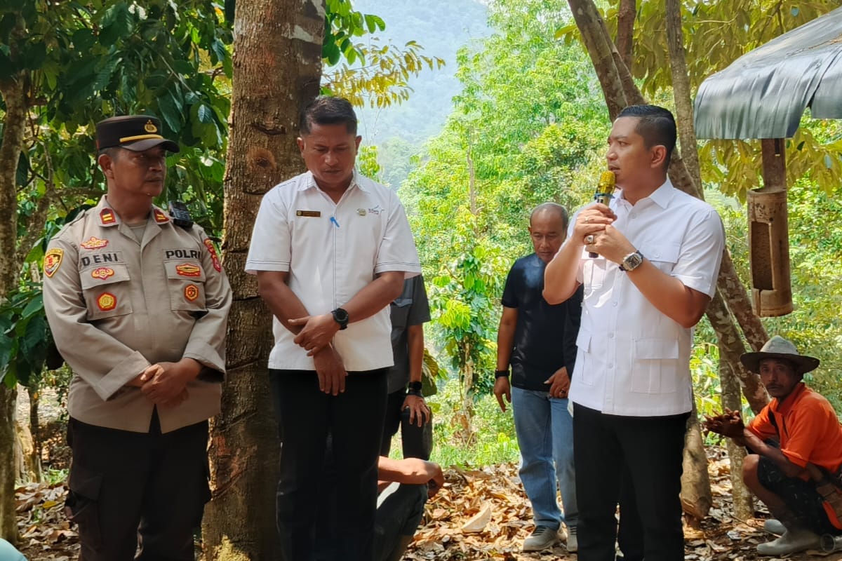 Nabil Jayabaya mengunjungi warga yang bergotong royong mengecor jalan Kampung Palendeng