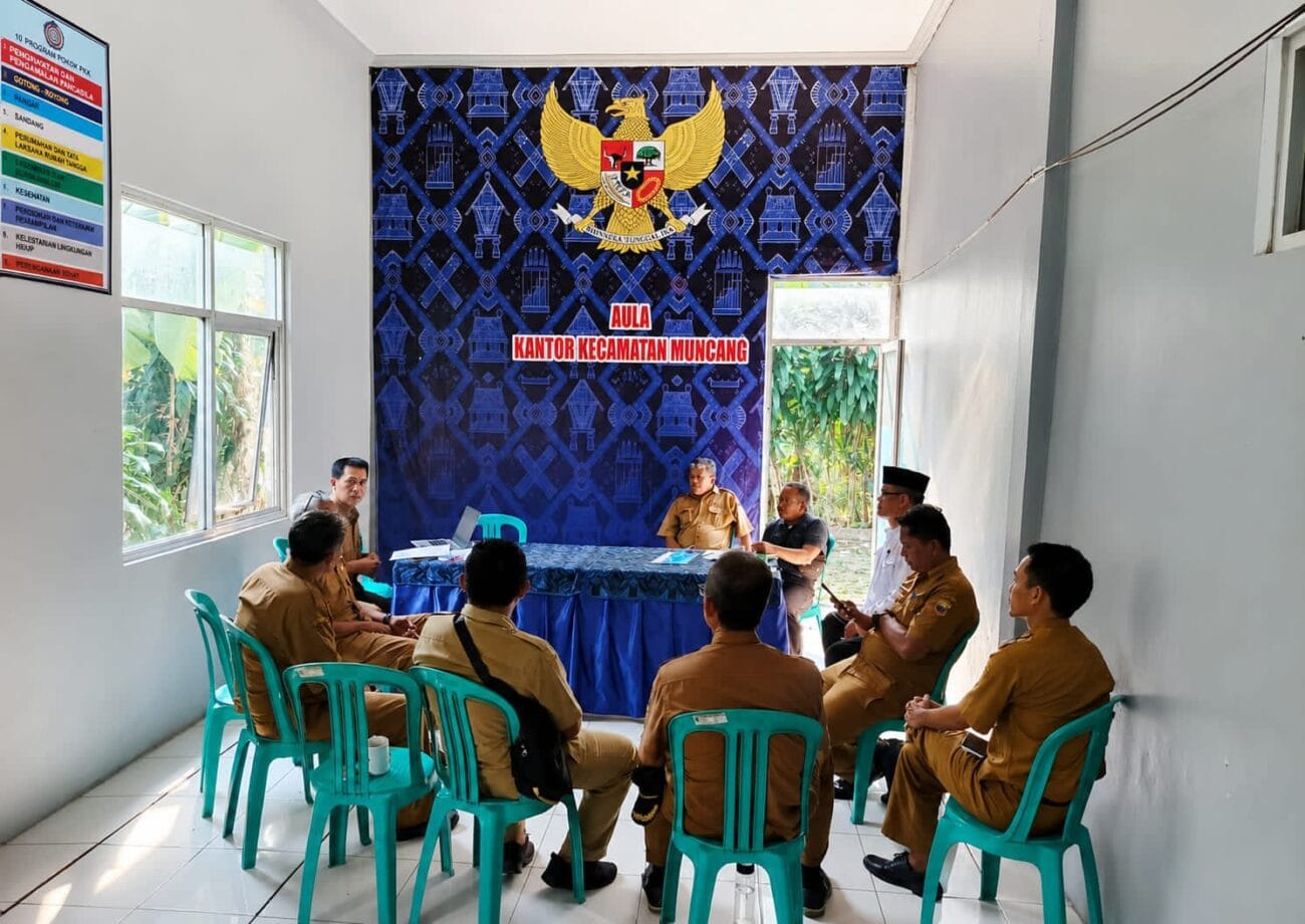 Ketua PHBN Kecamatan Muncang H Agus Salim memimpin rapat persiapan HUT Ke-81 RI bersama panitia di Aula Kantor Kecamatan Muncang.