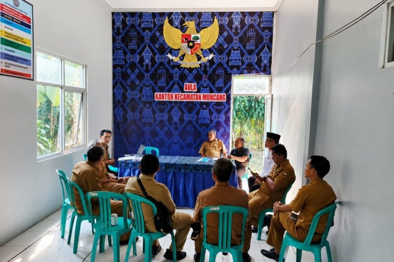 Ketua PHBN Kecamatan Muncang H Agus Salim memimpin rapat persiapan HUT Ke-81 RI bersama panitia di Aula Kantor Kecamatan Muncang.