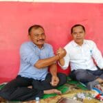 Kepala Desa Tanjungwangi Satria bersama mantan Kepala Desa Lutpi
