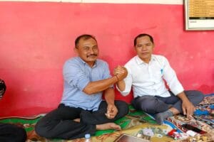 Kepala Desa Tanjungwangi Satria bersama mantan Kepala Desa Lutpi