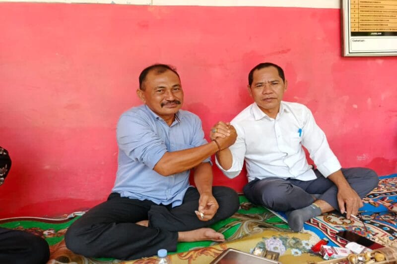 Kepala Desa Tanjungwangi Satria bersama mantan Kepala Desa Lutpi