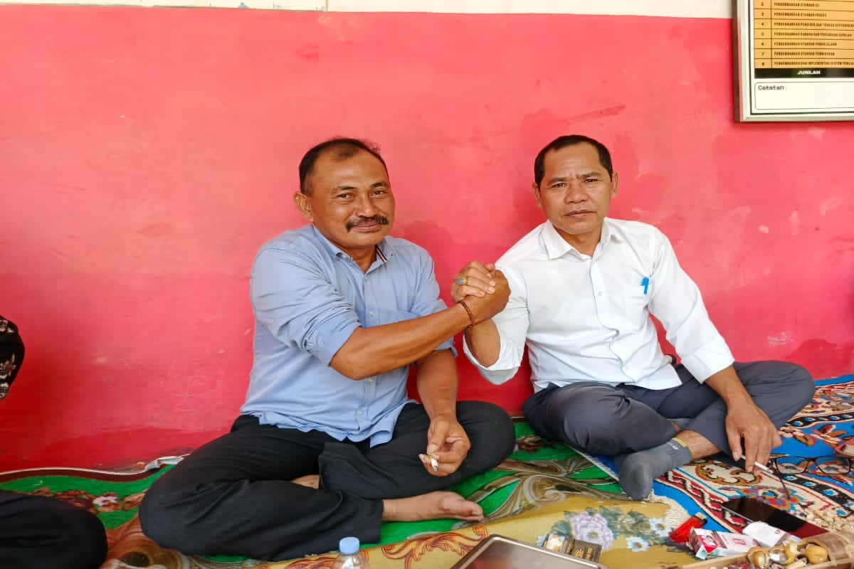 Kepala Desa Tanjungwangi Satria bersama mantan Kepala Desa Lutpi