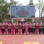 Kapolres Lebak AKBP Arninsi memimpin sertijab enam pejabat Polres Lebak di Lapangan Mapolres Lebak