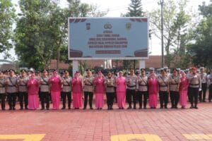 Kapolres Lebak AKBP Arninsi memimpin sertijab enam pejabat Polres Lebak di Lapangan Mapolres Lebak