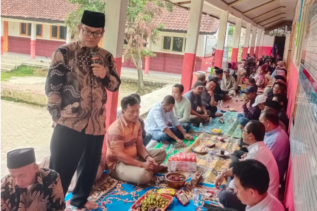 Ade Usep Penyuluh Agama Islam KUA Kecamatan Muncang menghadiri rapat P2SP SDN 1 Tanjungwangi
