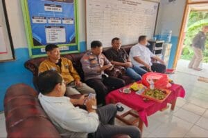 Bripka Hasim dari Polsek Muncang saat melaksanakan kegiatan Kamtibmas di SDN 1 Tanjungwangi