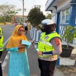 Polwan Polres Lebak membagikan masker antisipasi abu vulkanik Gunung Anak Krakatau