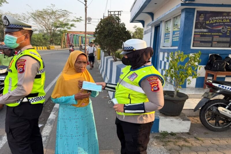 Polwan Polres Lebak Bagikan Masker Antisipasi Abu Vulkanik Anak Krakatau