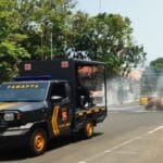 Mobil AWC Polres Lebak menyiram jalan untuk mengantisipasi debu vulkanik Gunung Anak Krakatau