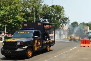 Mobil AWC Polres Lebak menyiram jalan untuk mengantisipasi debu vulkanik Gunung Anak Krakatau