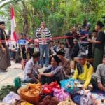 Warga Kampung Palendeng mengikuti syukuran selesainya pembangunan jalan rabat beton secara swadaya