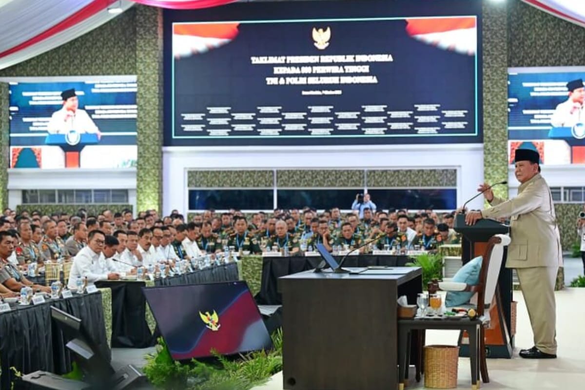 Presiden Prabowo memberikan taklimat kepada 800 perwira tinggi TNI-Polri