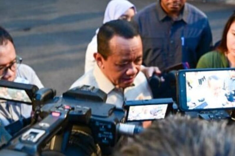 Presiden Prabowo Subianto bersama Bahlil Lahadalia membahas program listrik desa dan pabrik baterai CATL-Antam.