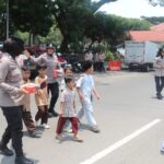 Polwan Polres Lebak melaksanakan pengamanan Salat Jumat dan membagikan nasi kotak kepada masyarakat di Rangkasbitung.