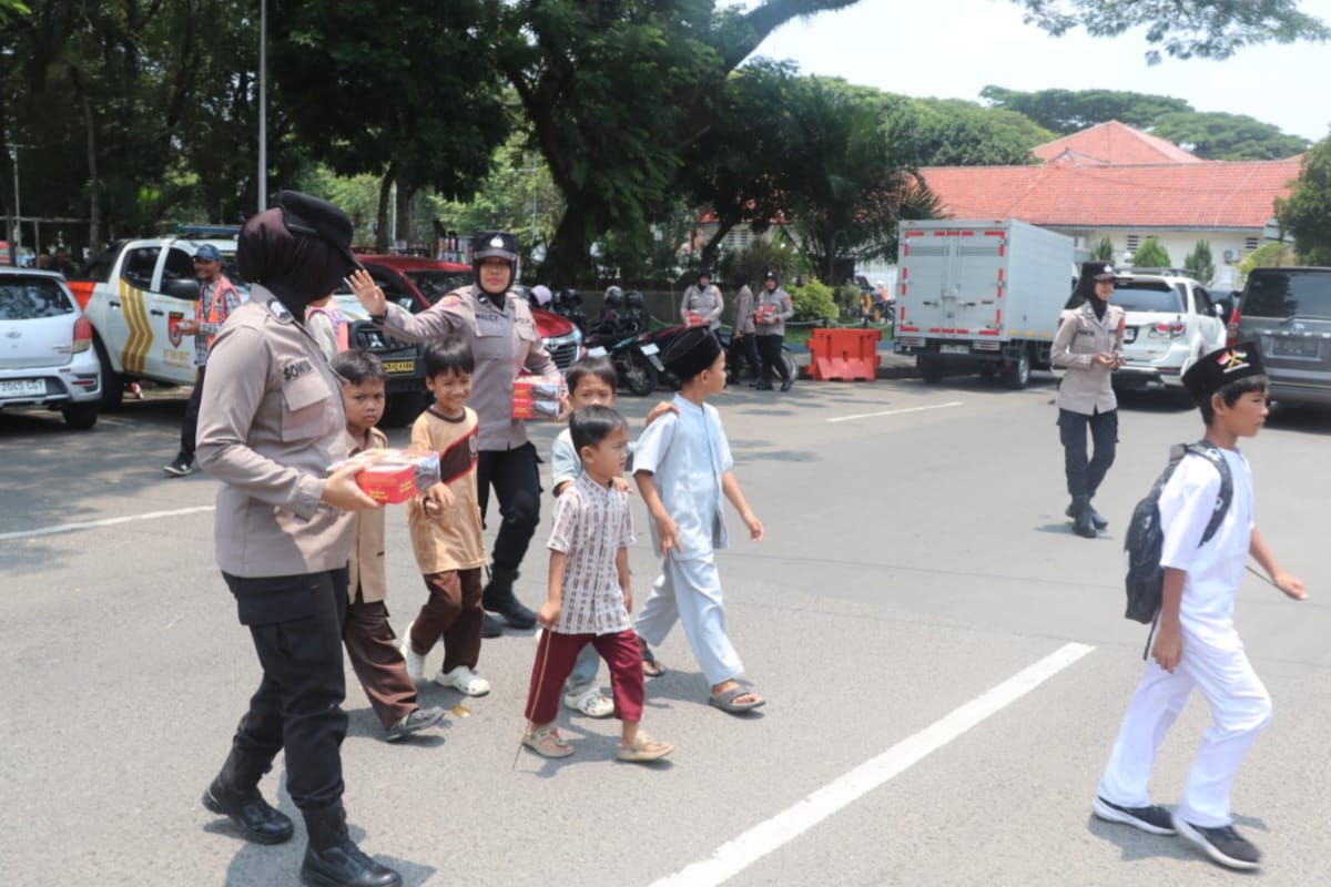 Polwan Polres Lebak melaksanakan pengamanan Salat Jumat dan membagikan nasi kotak kepada masyarakat di Rangkasbitung.