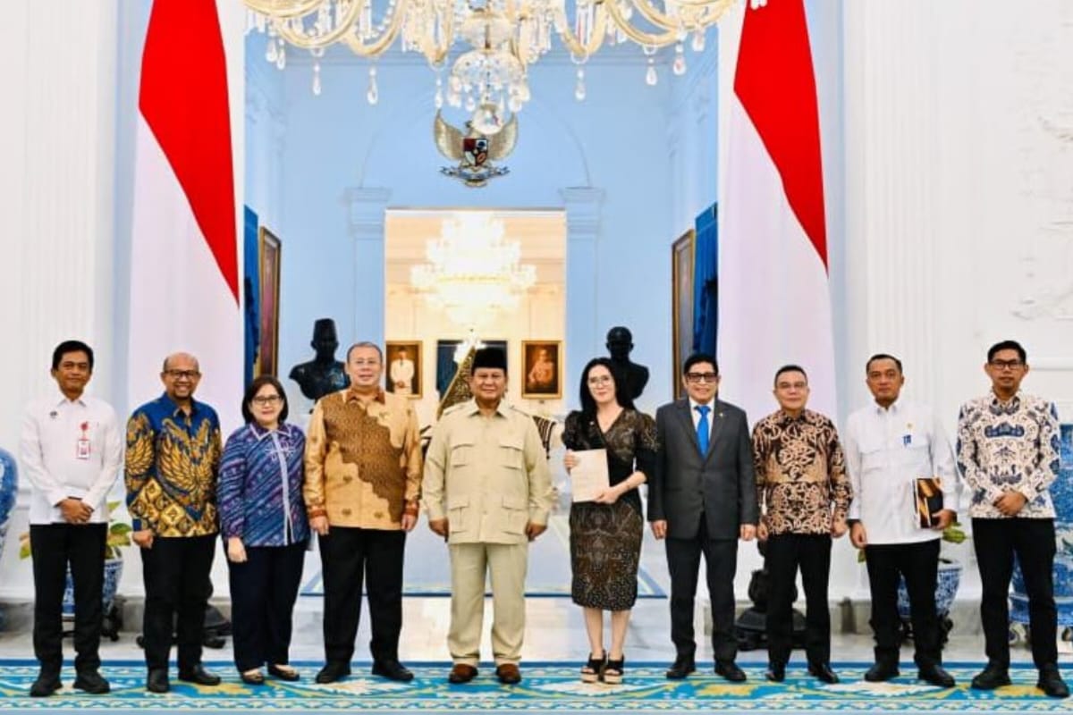 Presiden Prabowo Subianto bersama Tim Gabungan Perumus UU Satu Data Indonesia membahas kedaulatan dan integrasi data nasional di Istana Kepresidenan Jakarta.